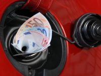 Los impuestos de la gasolina. ¿Por qué si el petróleo baja un 10% el litro de gasolina baja mucho menos?