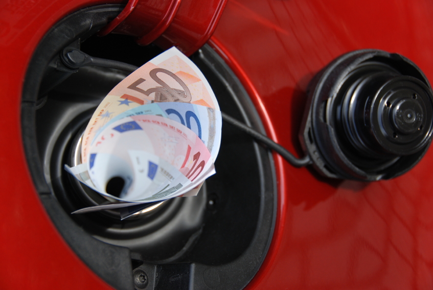 Los impuestos de la gasolina. ¿Por qué si el petróleo baja un 10% el litro de gasolina baja mucho menos?
