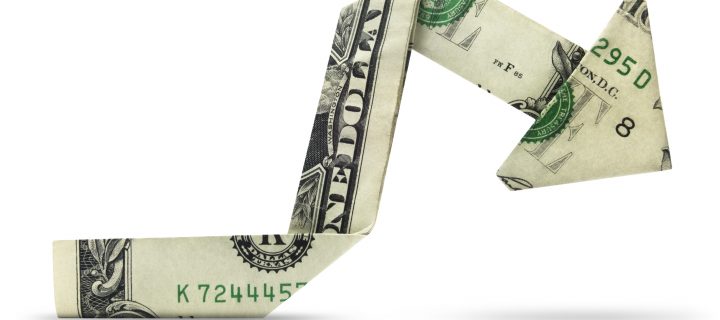 ¿Cómo ganar dinero cuando baja una acción o un índice bursátil?