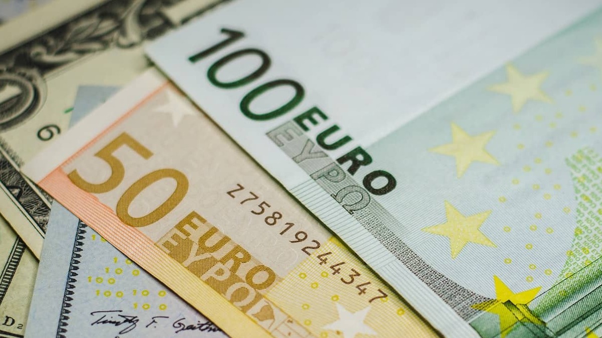 Евро валюта. Фото долларов и евро. Курс евро растет. Евро и доллар растут. Можно купить наличную валюту