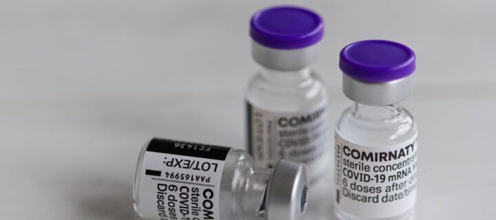 Pfizer ingresa un 50% menos por la caída de las ventas de sus fármacos contra el COVID